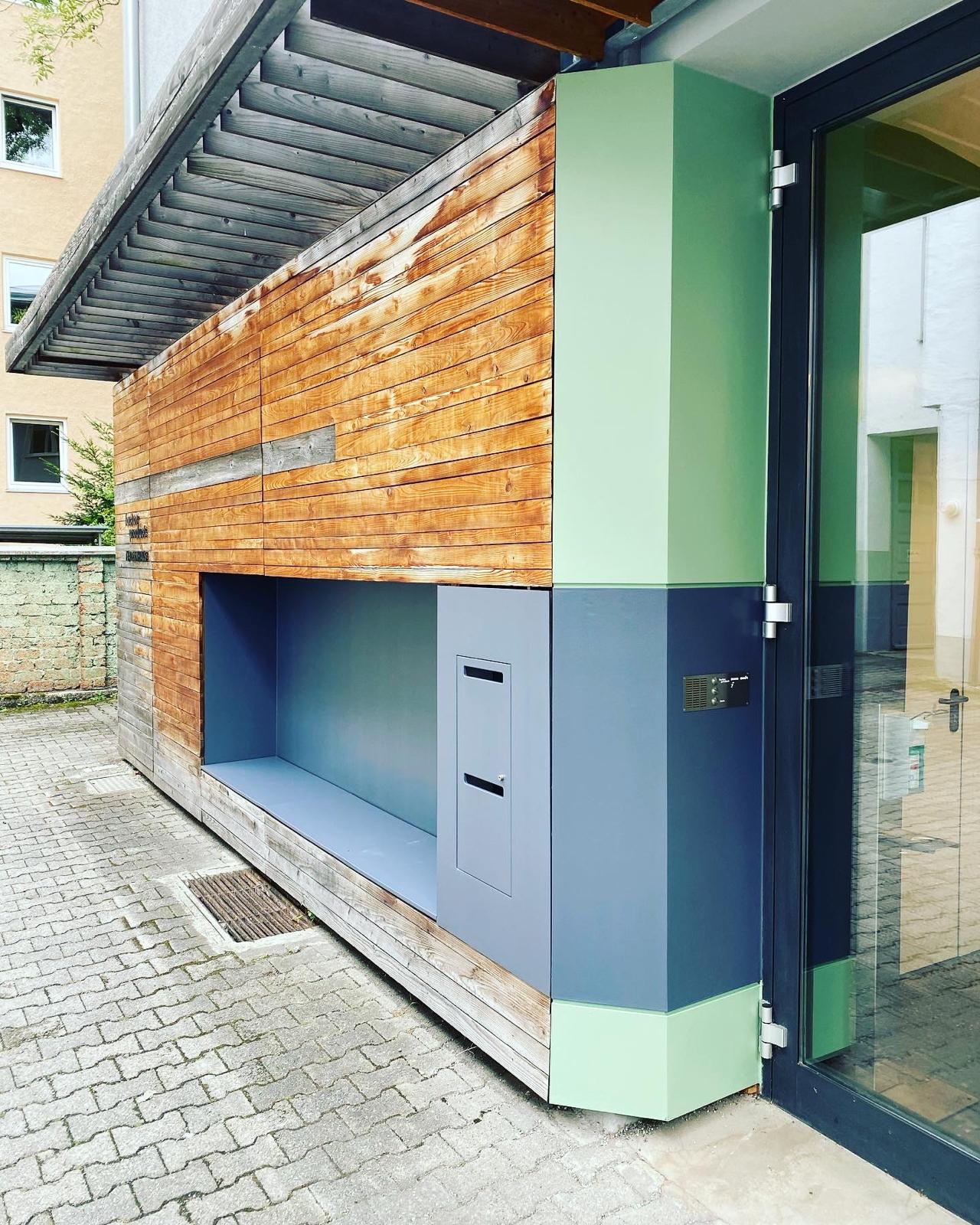 Fassadengestaltung mit Holzlasur und modernen Lackflächen in Grau und Grün – präzise ausgeführte Lack- und Lasurarbeiten für eine stilvolle und langlebige Außenfassade.